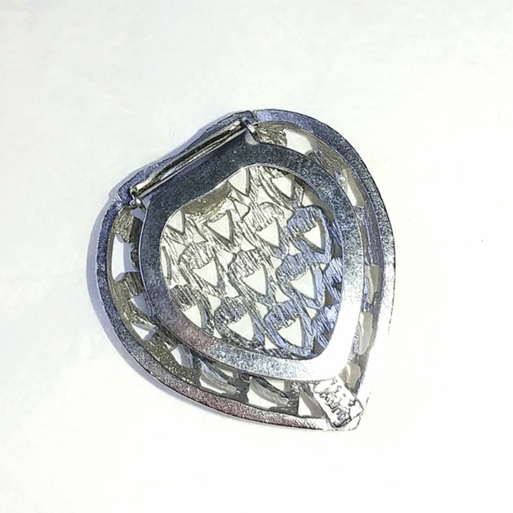 CELEBRITY SILVERTONE HEART SHAPED SCARF CLIP - VINTAGE SCARF HOLDER - Picture 2 of 5